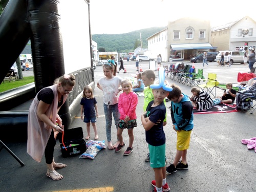 Ballon hats and toys